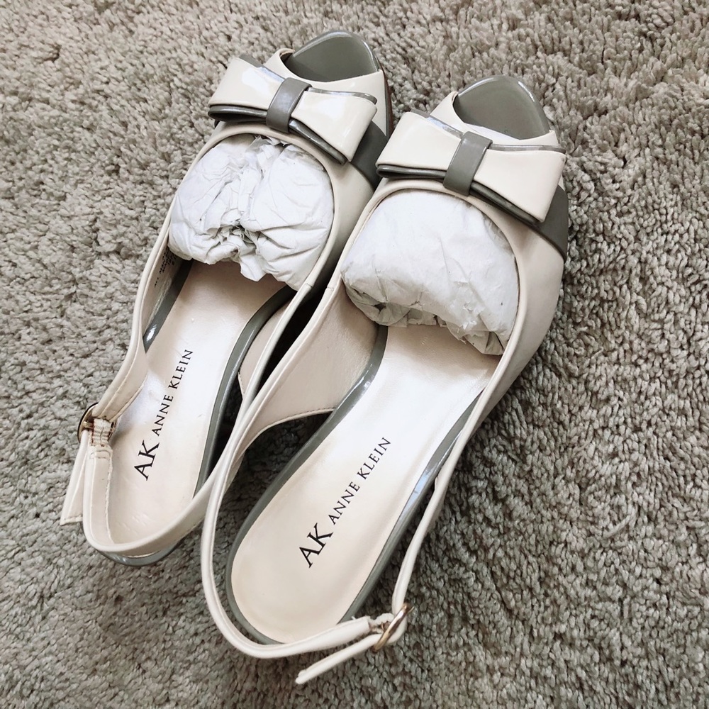 Brand New Anne Klein Kitten Heels with Bowtie details - Gray, 6.5